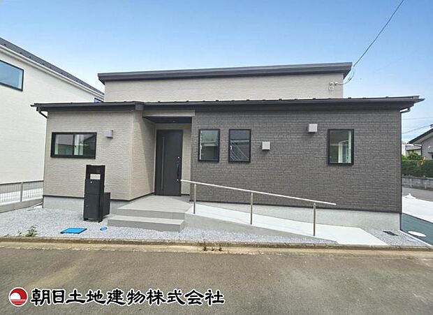 落ち着いた色合いが印象的な外観です。周囲の街並みに自然と調和し、長く住んでも飽きのこない佇まいが魅力の住まいです。