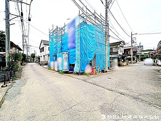 前面道路が広く、車の通行や駐車がしやすい立地です。開放感があり、快適に生活できる住まいです。