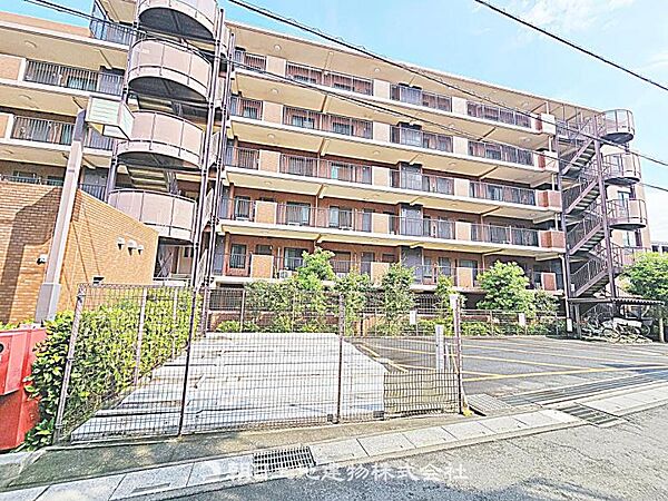 【外観】重厚感のある落ち着いた外観です。周囲の環境と美しく調和し、安心感のある佇まいが来客時にも好印象を与えます。