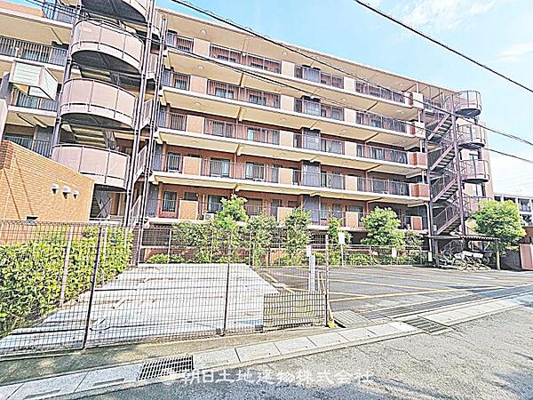 【外観】重厚感のある落ち着いた外観です。周囲の環境と美しく調和し、安心感のある佇まいが来客時にも好印象を与えます。