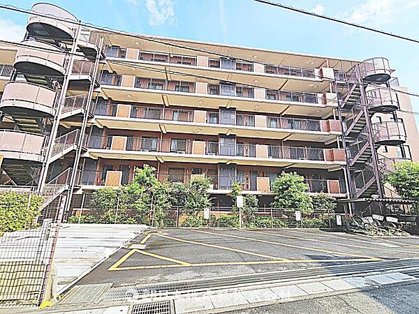 【外観】重厚感のある落ち着いた外観です。周囲の環境と美しく調和し、安心感のある佇まいが来客時にも好印象を与えます。