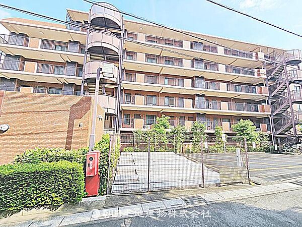 【外観】重厚感のある落ち着いた外観です。周囲の環境と美しく調和し、安心感のある佇まいが来客時にも好印象を与えます。