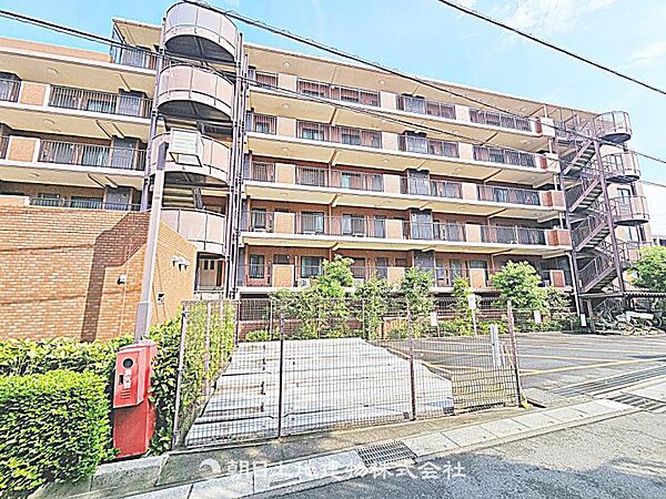 【外観】重厚感のある落ち着いた外観です。周囲の環境と美しく調和し、安心感のある佇まいが来客時にも好印象を与えます。