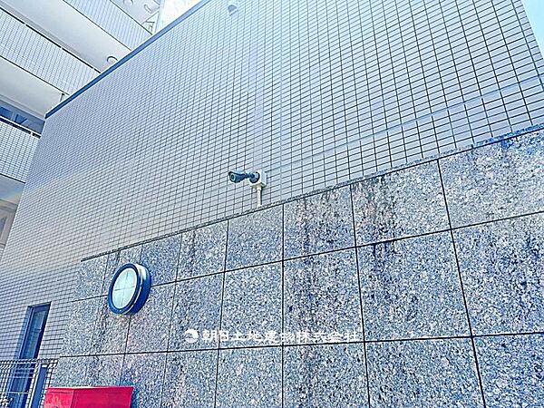 防犯カメラを設置し、住まいの安全性に配慮。不審者の抑止効果が期待でき、留守中や夜間も安心感があります。防犯意識の高い方におすすめの設備です。