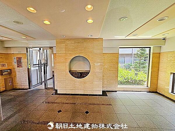 ゆとりあるロビー空間を設置。待ち合わせや来客対応にも便利で、マンションの品格を感じられる共用スペースです。