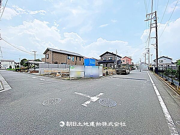 前面道路が広く、車の通行や駐車がしやすい立地です。開放感があり、快適に生活できる住まいです。