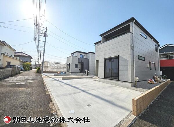 道路幅は狭いですが、交通量が少なく安全です。落ち着いた環境で、快適に生活できる住まいです。