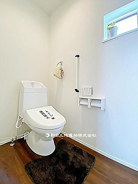 【トイレ】採光を感じられる明るいトイレです。閉塞感が出にくく、快適に利用できる設計となっています。