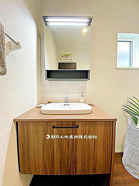 【洗面所】シンプルな洗面台を設置しています。必要な機能がまとまっており、日常使いに十分な実用性のある仕様です。