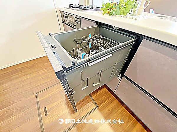 食洗器が備わったキッチンです。家事の効率が上がり、時間を有効に使えるため、快適で便利な生活をサポートします。
