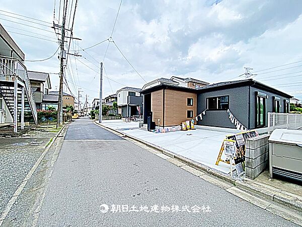 前面道路が広く、車の通行や駐車がしやすい立地です。開放感があり、快適に生活できる住まいです。