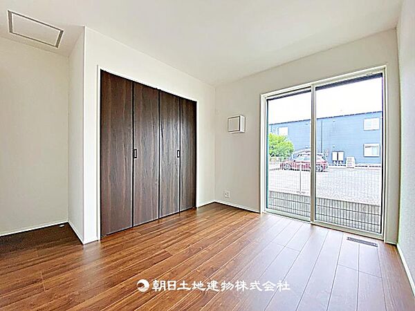 【居室】子供部屋に適した洋室です。プライベート空間を確保でき、学習や休息に集中しやすい環境です。