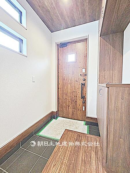 【玄関】広々とした玄関です。明るく開放感があり、靴や小物を整理できる収納も備え、家族や来客を気持ちよく迎えられます。