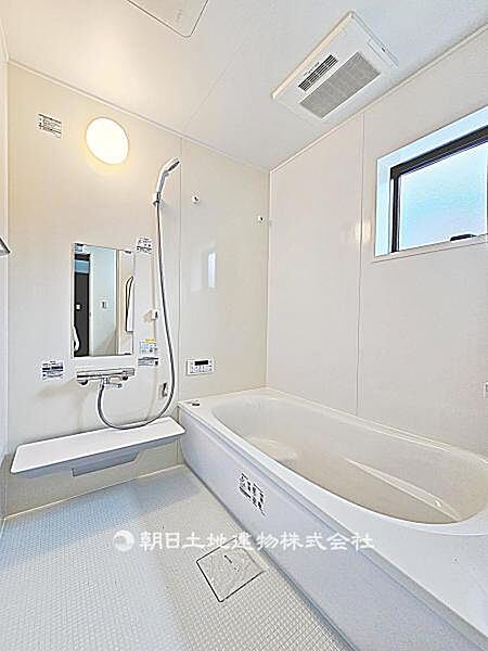 【浴室】1坪サイズを確保した浴室です。洗い場にも余裕があり、家族で使いやすい広さが魅力の空間となっています。