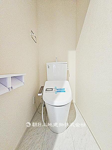 【トイレ】清潔感のあるトイレ空間です。シンプルな仕様でお手入れもしやすく、日常使いに安心して使える設備です。
