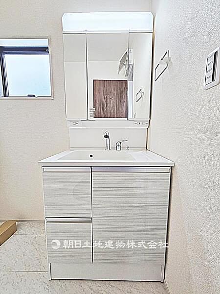 【洗面所】収納力のある3面鏡付き洗面台です。身支度がしやすく、洗面用品もすっきり片付けられる実用的な空間です。