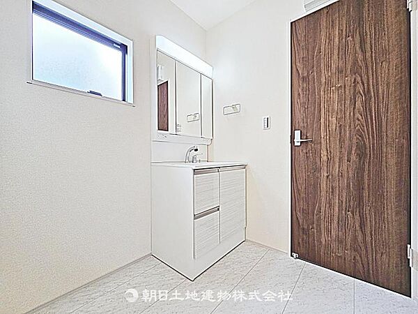 使いやすい広さの脱衣場です。洗面台と洗濯機置場がまとまり、日常生活に支障なく使える実用的な空間です。