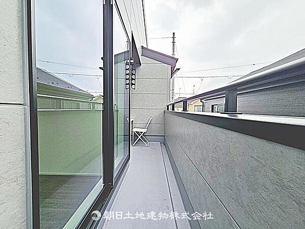 【バルコニー】快適なバルコニー付きです。陽光と風を取り入れやすく、日常生活や趣味の時間を楽しめる空間となっています。