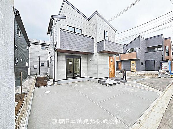 【駐車場】並列駐車が可能な駐車スペースです。家族や来客の車を同時に駐車でき、日常生活やお出かけに便利な空間です。