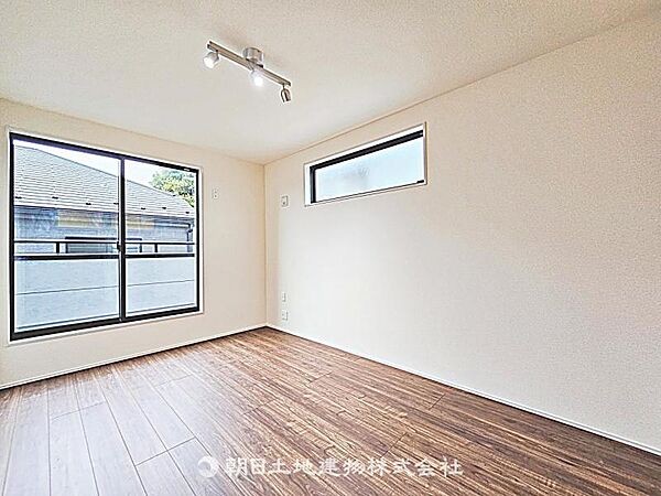 【居室】子供部屋に適した洋室です。プライベート空間を確保でき、学習や休息に集中しやすい環境です。