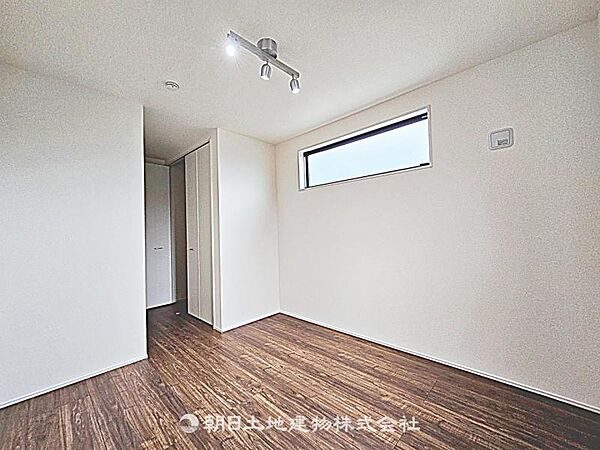 【居室】コンパクトながら使いやすい居室です。家具配置を工夫することで、寝室や書斎としても活用できます。
