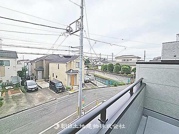 【眺望】バルコニーから望む開放感のある眺望です。景色を楽しみながら、明るく快適な生活空間を確保できます。