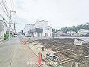 現在建築中の現場で工事進行中です。現地写真（2026年7月6日撮影）をご覧ください。