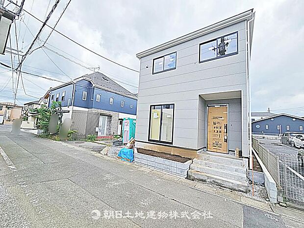 道路幅は狭いですが、交通量が少なく安全です。落ち着いた環境で、快適に生活できる住まいです。