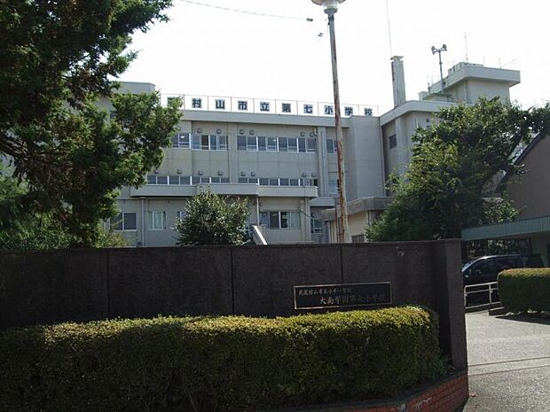 武蔵村山市立第七小学校まで徒歩12分947m!無理のない通学距離で、生活とのバランスが良好な立地です。