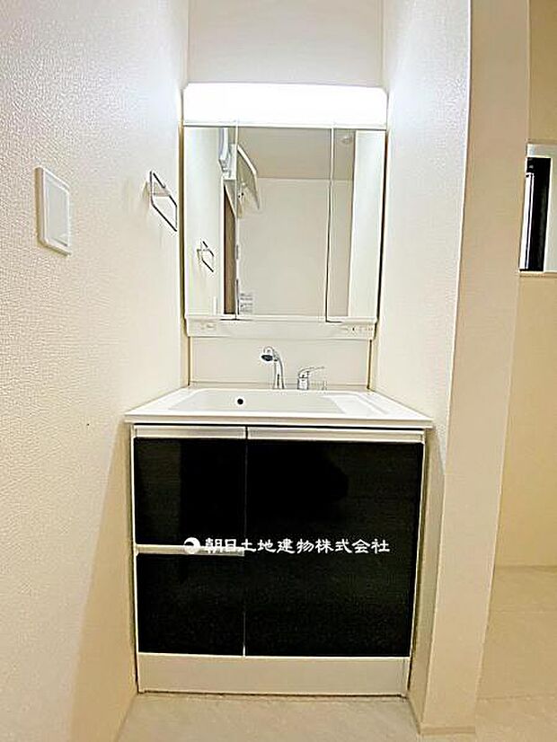【洗面所】収納力のある3面鏡付き洗面台です。身支度がしやすく、洗面用品もすっきり片付けられる実用的な空間です。