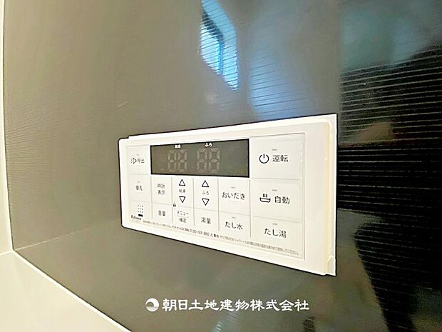 追い炊きパネル付きで、お湯の温度や量を簡単に調整可能です。家族が快適に入浴できる便利な設備です。