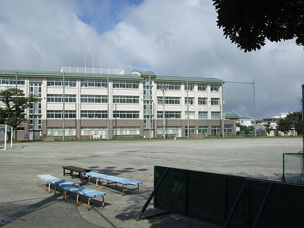 武蔵村山市立第一中学校まで徒歩13分972m!近すぎず遠すぎない、ちょうど良い距離感が魅力。