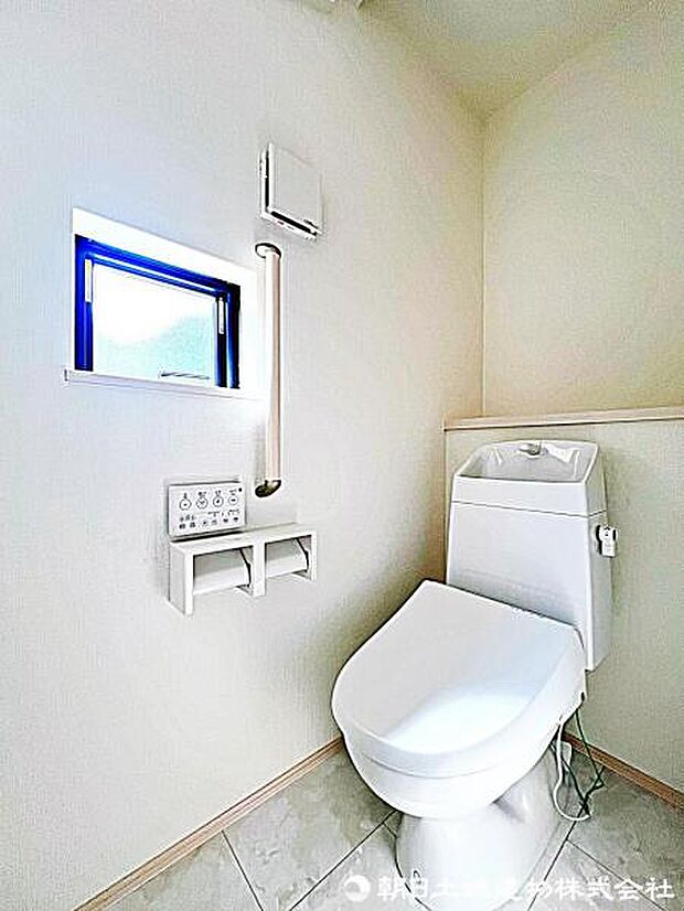 【トイレ】シャワートイレ付きのトイレです。快適性に配慮した設備で、毎日の使用を気持ちよくサポートします。