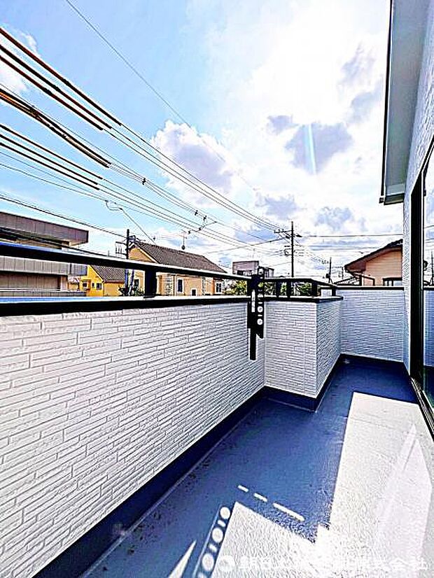 【バルコニー】バルコニー付きの住まいです。日差しが差し込み、風通しも良く、洗濯やおうち時間を快適に過ごせます。