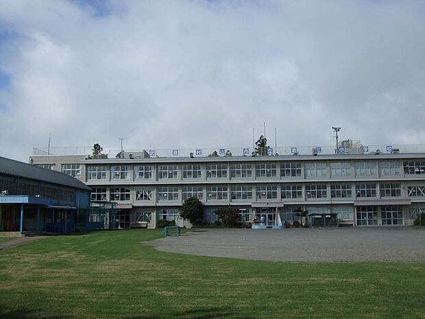 武蔵村山市立第三小学校まで徒歩16分1243m!無理のない通学距離で、生活とのバランスが良好な立地です。