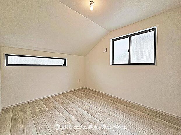 【居室】2面採光で明るく風通しの良い居室です。自然光が差し込み、居心地の良い快適な空間となっています。