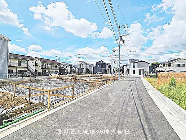 前面道路が広く、車の通行や駐車がしやすい立地です。開放感があり、快適に生活できる住まいです。