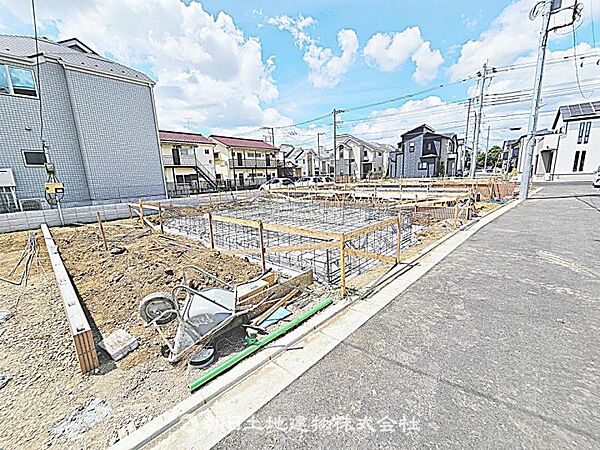 前面道路が広く、車の通行や駐車がしやすい立地です。開放感があり、快適に生活できる住まいです。