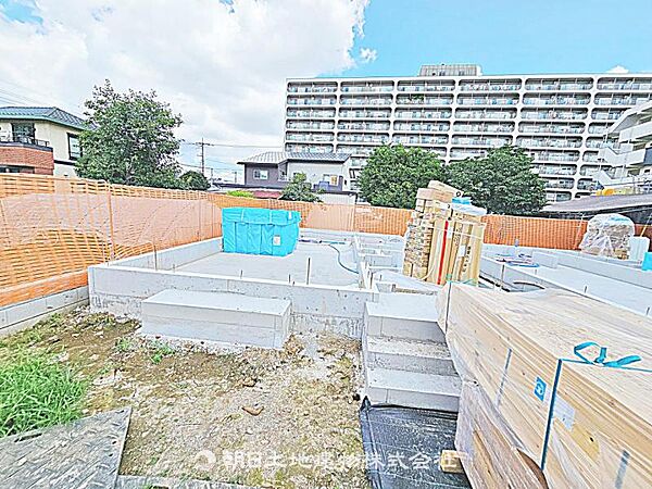 現在建築中の現場で工事進行中です。現地写真（2026年7月19日撮影）をご覧ください。