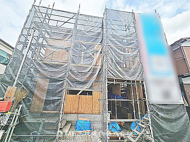 現在建築中の現場で工事進行中です。現地写真(2026年8月15日撮影)をご覧ください。