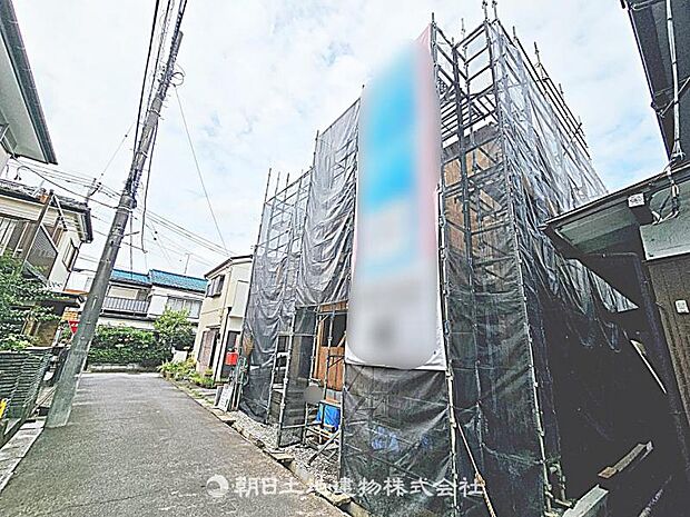 道路幅は狭いですが、交通量が少なく安全です。落ち着いた環境で、快適に生活できる住まいです。