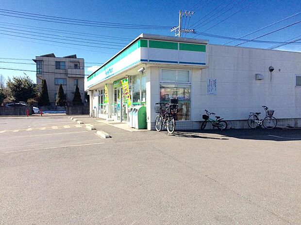 ファミリーマート入間下藤沢店まで徒歩9分661m!急な買い足しにもすぐ対応でき、忙しい日常をしっかりサポートしてくれます。