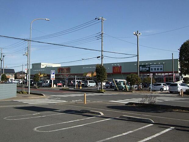 ヤオコー 入間下藤沢店まで徒歩7分550m!日々のお買い物に便利で、生活利便性の高い住環境が整っています。