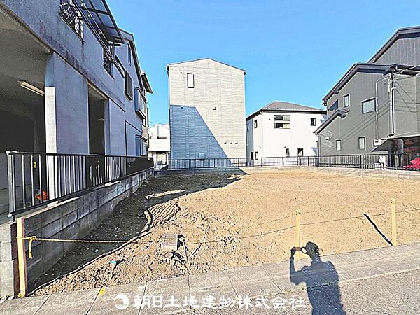 建築条件付きの更地です。条件内で理想の住まいをプラン可能。現地写真（2026年7月20日撮影）をご覧ください。
