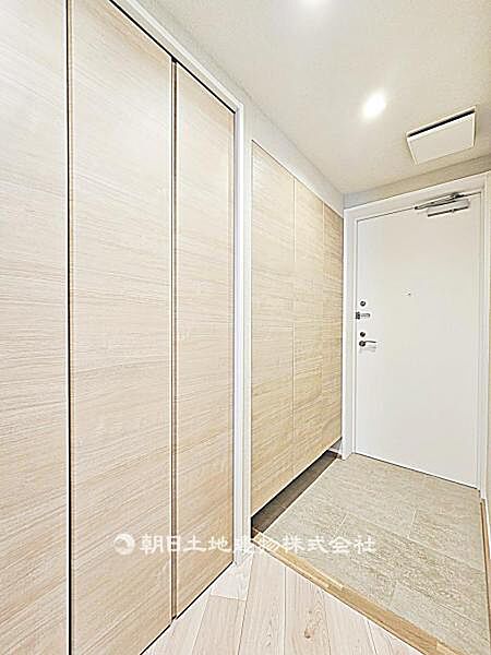 【玄関】広々とした玄関です。明るく開放感があり、靴や小物を整理できる収納も備え、家族や来客を気持ちよく迎えられます。