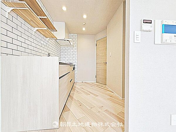 キッチン背面にゆとりのあるスペースです。冷蔵庫や収納を配置しやすく、家事動線がすっきり整います。