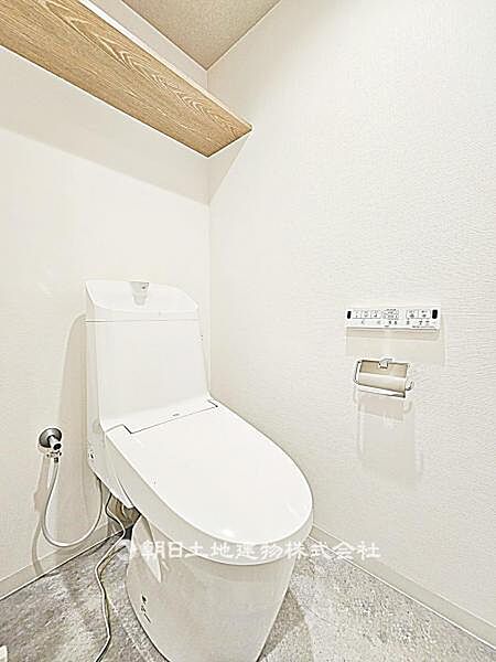【トイレ】シャワートイレ付きのトイレです。快適性に配慮した設備で、毎日の使用を気持ちよくサポートします。