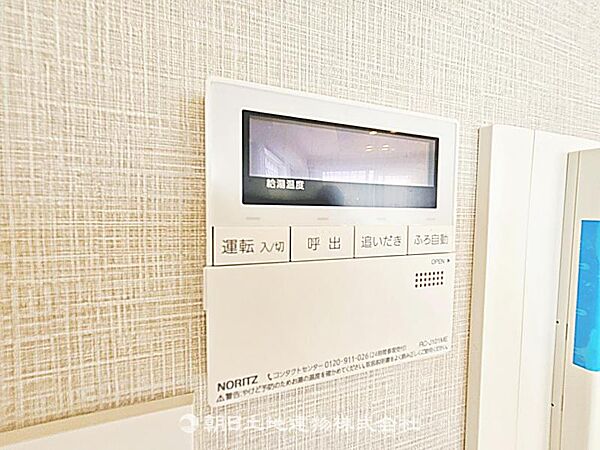 給湯器パネルが設置されています。お湯の温度や設定が簡単に操作でき、毎日の入浴や家事が快適に行える設備です。