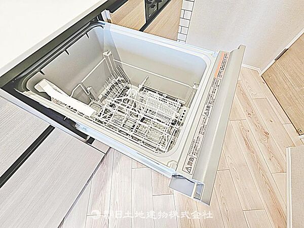 浄水器一体型蛇口付きのキッチンです。きれいな水を手軽に使え、料理や飲用に安心で快適な生活をサポートします。