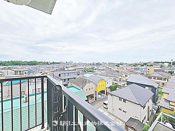 【眺望】リビングやバルコニーから望む開放感のある眺望です。景色を楽しみながら、明るく快適な生活空間を確保できます。